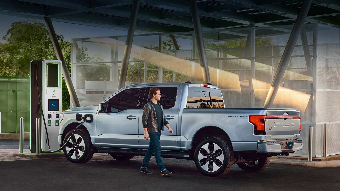 Un conductor carga una Ford F-150® Lightning™ 2023 en una estación de carga pública