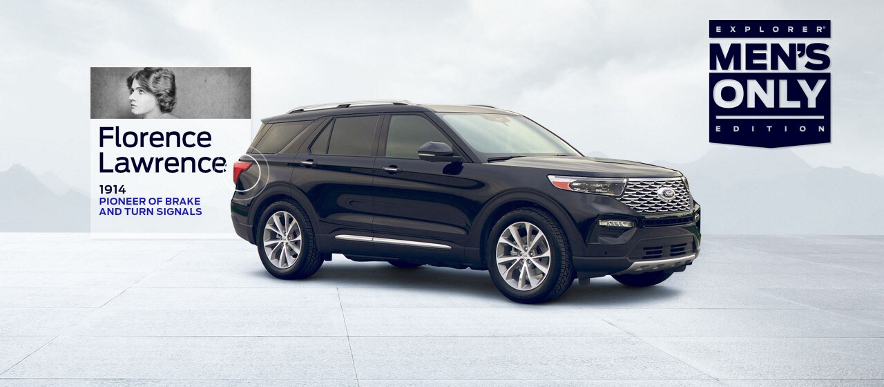 La SUV Ford Explorer®, Edición Exclusiva para Hombres en Black con montañas y nubes descoloridas en el fondo. Un logo azul que dice Ford Explorer®, Edición Exclusiva para Hombres​​​​​​​, está en el lado derecho de la página. Una foto pequeña de la innovadora automotriz Florence Lawrence flota cerca de la parte trasera de la SUV con círculos gráficos que resaltan el área de la luz de freno trasera. La parte inferior de la foto dice: Florence Lawrence, 1914, Pionera de las Señales de Giro y Freno