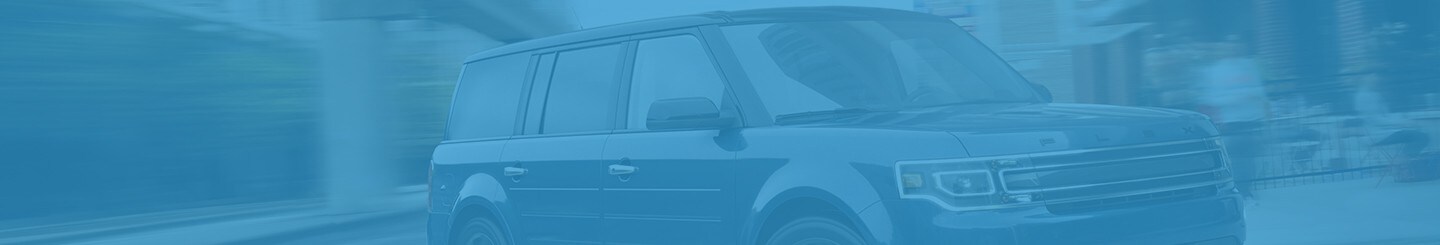 Una Ford Flex 2019 andando por una calle urbana con una superposición azul