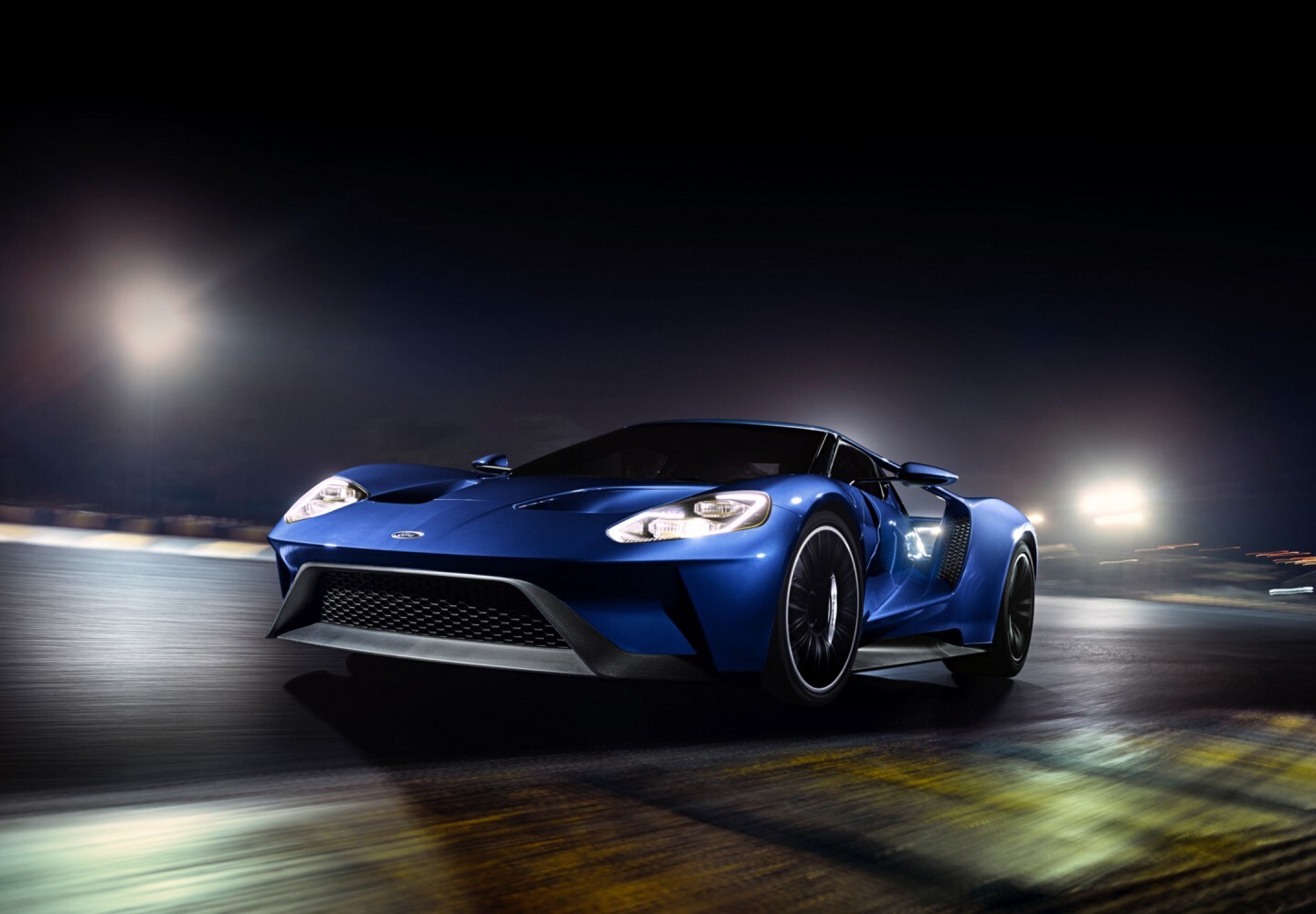 El Ford G T en una pista de carrera de noche