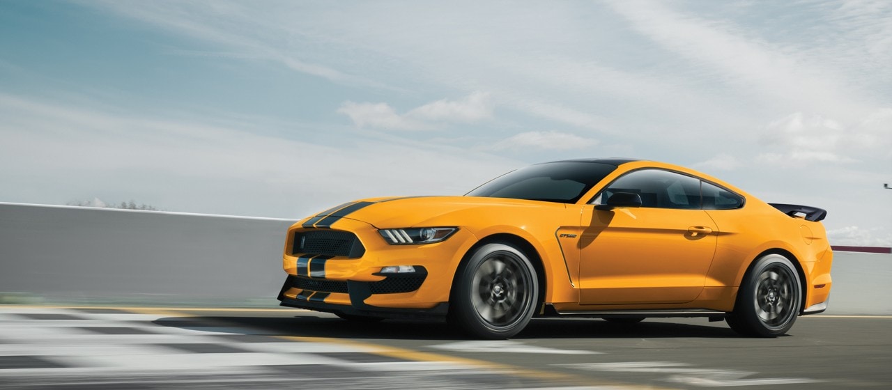 El Shelby G T 350 2019 en Orange Fury con franjas de competencia sobre la cubierta disponibles