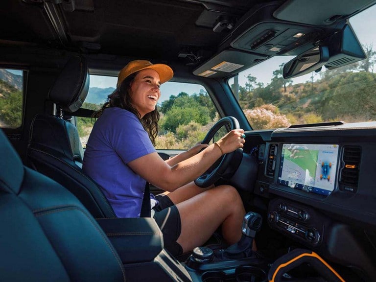 Persona conduciendo una SUV Ford Bronco® 2024