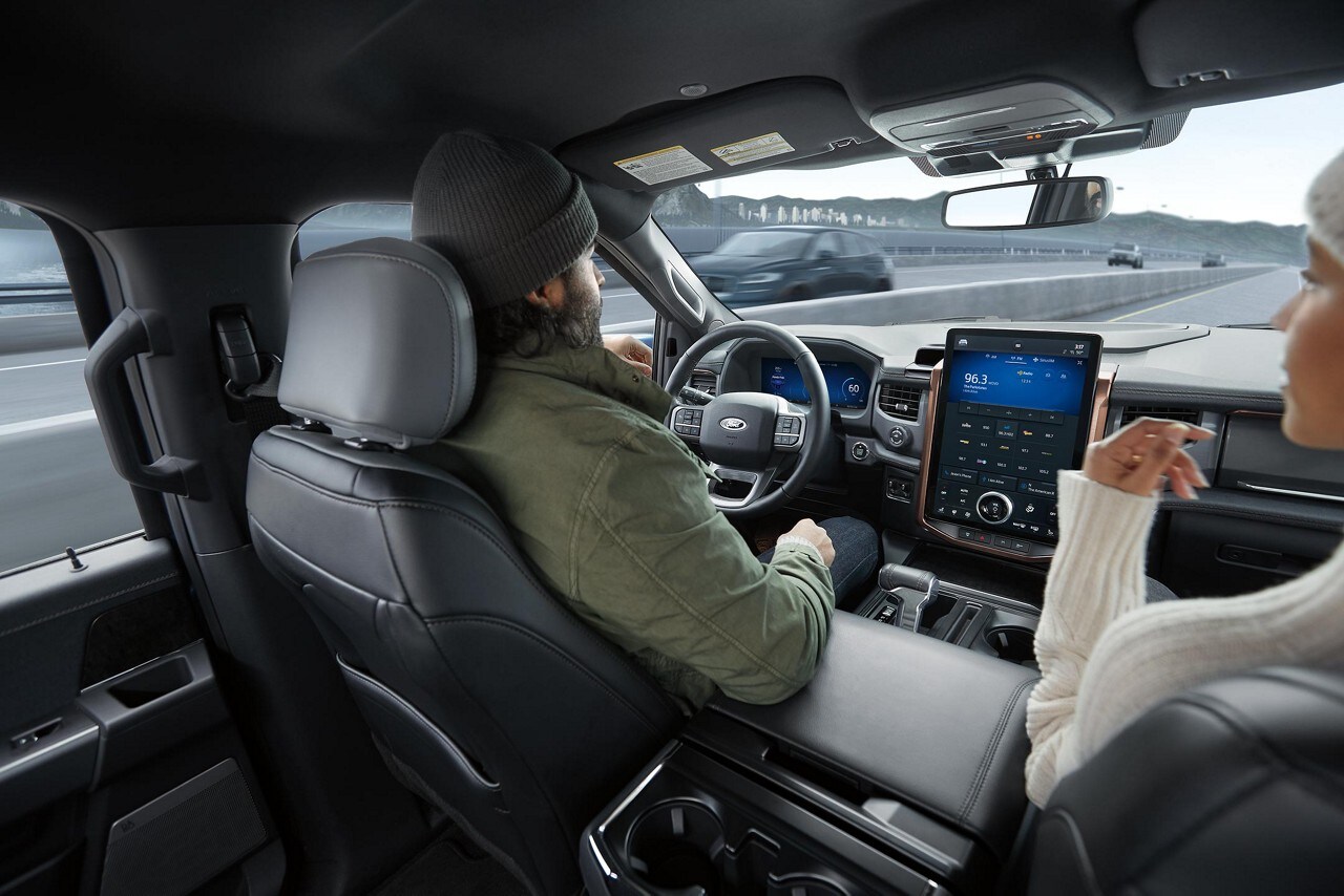 Interior de una F-150® Lightning® 2023 circulando manos libres por una carretera