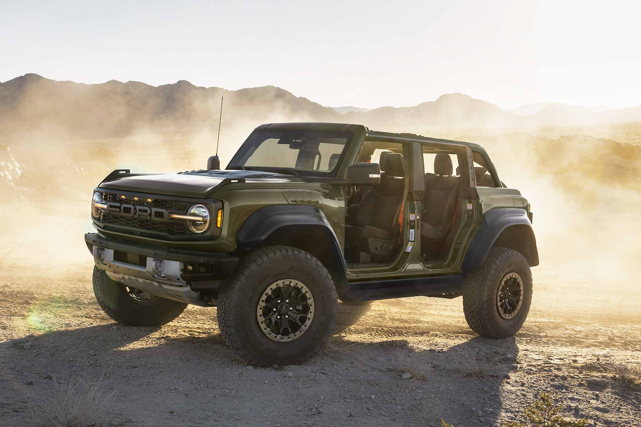 https://www.vdm.ford.com/content/dam/vdm_ford/live/en_us/ford/nameplate/bronco/2024/collections/equipments/24_FRD_BRO_R7A9323-21c_rptr_shgn_32.jpg