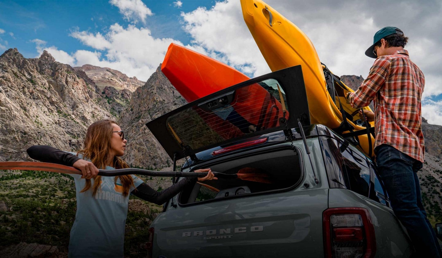 Dos personas cargando equipos en la parte trasera de una Ford Bronco® Sport 2024