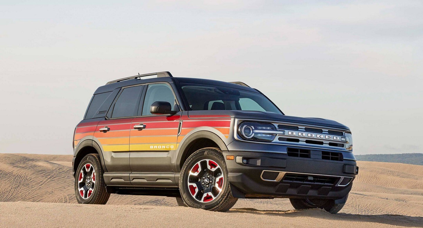 Se muestra un modelo Ford Bronco® Sport Free Wheeling™ 2024 de perfil estacionado en el desierto