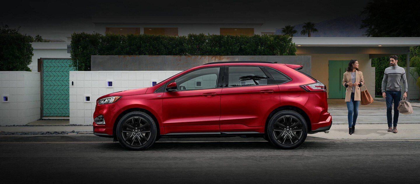 Un modelo de la Ford Edge® ST-Line 2023 estacionado en la calle delante de una casa