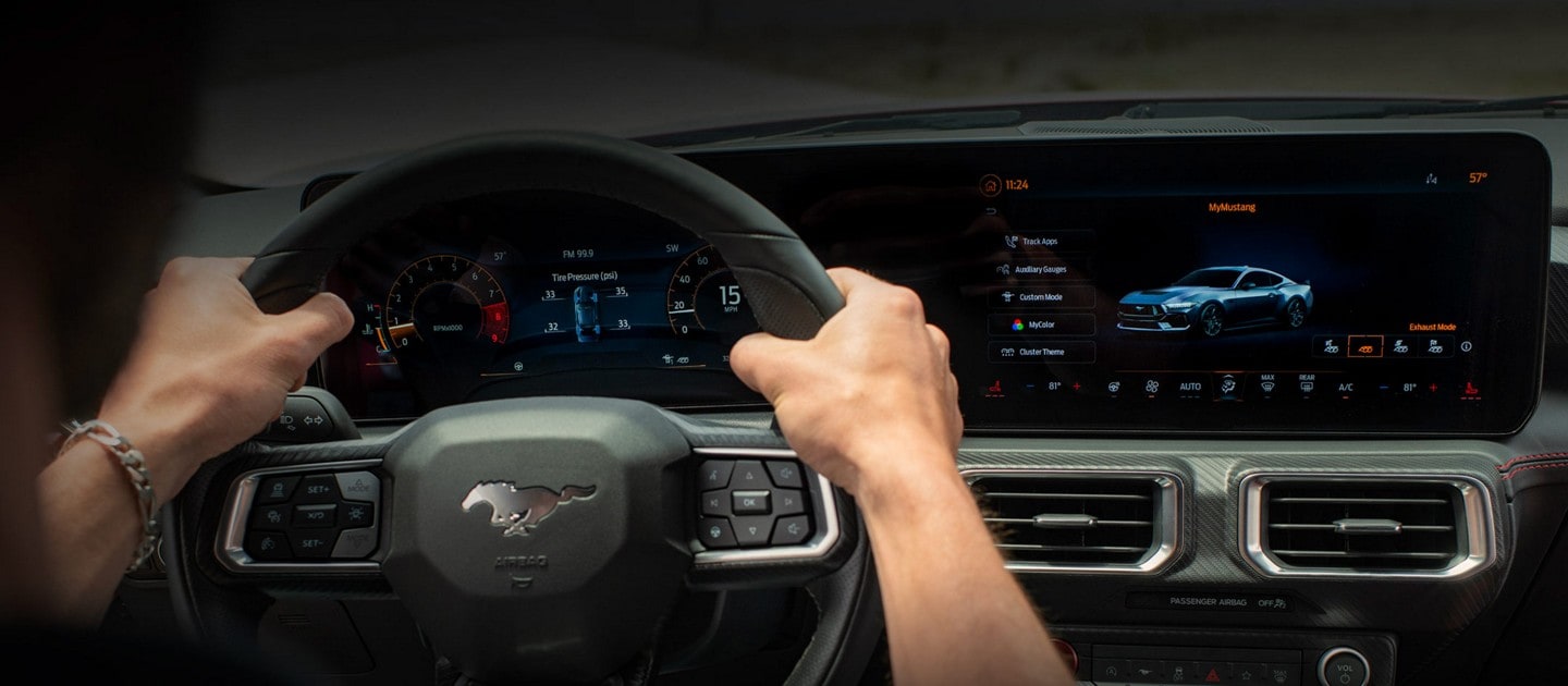 Una persona conduciendo un modelo Ford Mustang® 2024