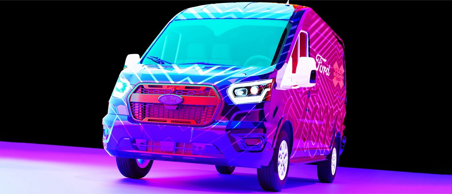 Imagen de una Van Ford Transit 2024 con el envoltorio de jugador personalizado